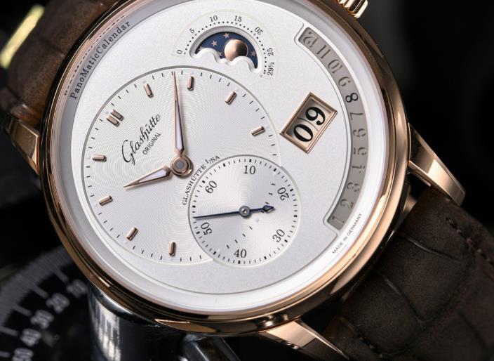 格拉苏蒂推出品牌史上首款偏心年历复杂功能腕表